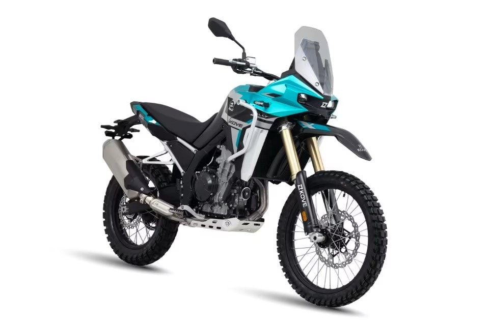 <div class='descrGalleryTitle'>2.	Kove 800X Rally</div><div class='descrGalleryText'><p>La versione più estrema della già leggera e aggressivissima bicilindrica adventure di Kove. Si parla di un <b>peso piuma di 179 kg</b>, di una ciclistica con forcella con steli da 49 e<b> 270 mm di escursione</b>, un valore quasi da enduro specialistica, 240 mm di corsa per la ruota dietro e poco meno di 300 mm di luce a terra. Completano una dotazione orientata senza mezzi termini al fuoristrada un impianto frenante con disco anteriore singolo e i <b>cerchi con canale stretto</b>, già pronti per montare pneumatici da enduro vero.</p>
</div>